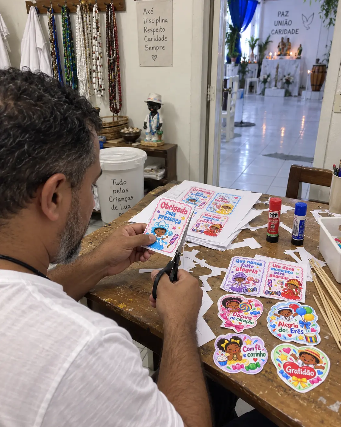 Pessoa recortando cartões de agradecimento da Festa dos Erês
